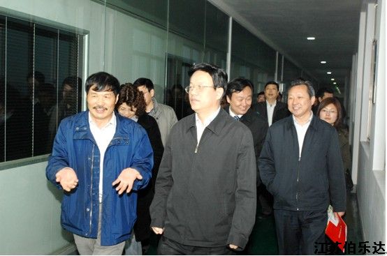 省纪委副书记江里程一行来集团视察