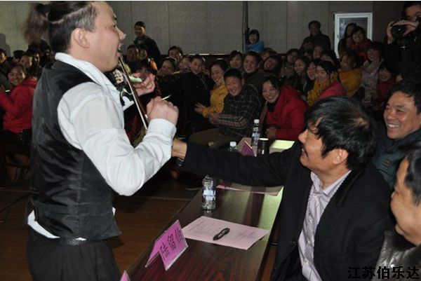 龙腾虎啸闹岁末 金蛇狂舞庆新春